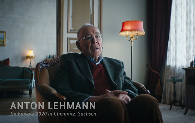 Bild: Anton Lehmann sitzt im Sessel. Text im Bild: Im Einsatz 2020 in Chemnitz, Sachsen